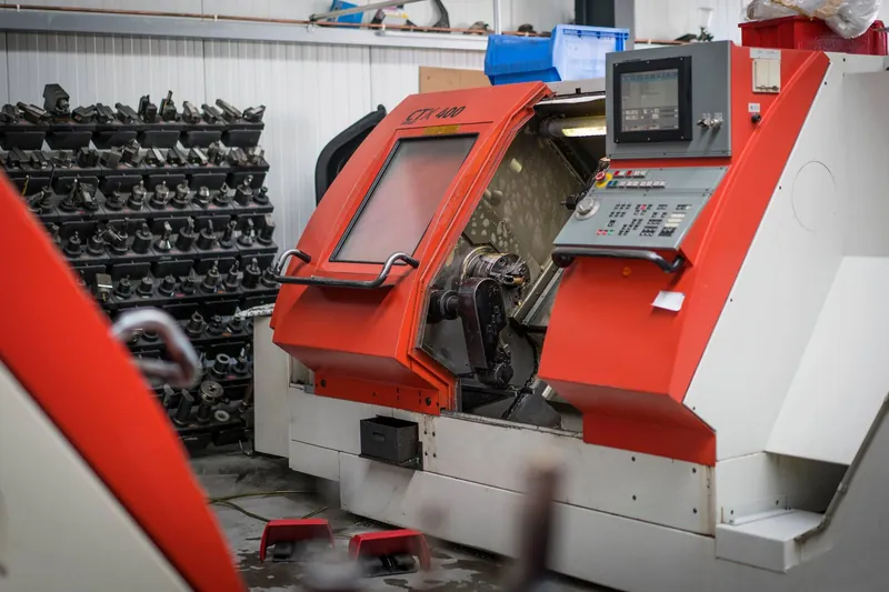 CNC-Drehmaschine in der Werkstatt