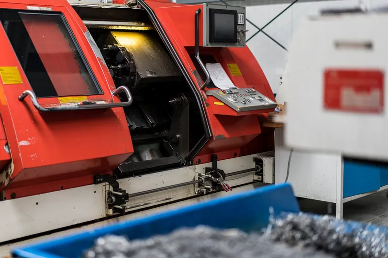 CNC-Drehmaschine mit geöffneter Tür