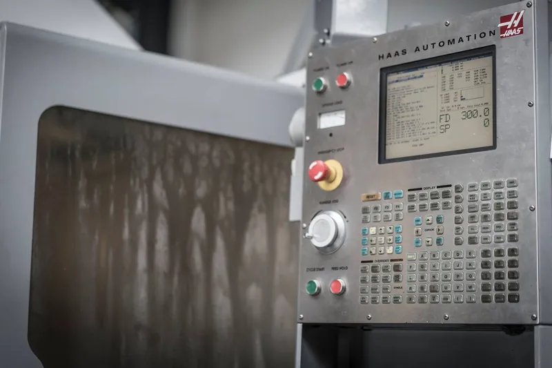 Bedienfeld einer CNC-Fräsmaschine