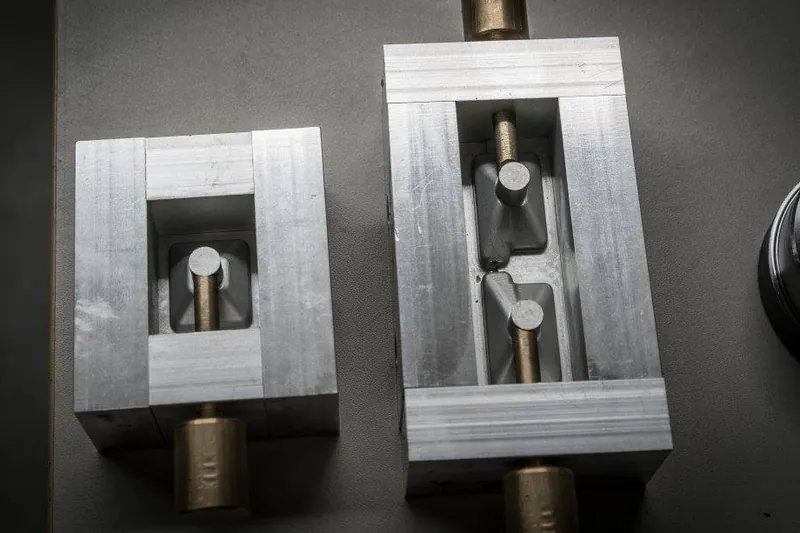 Zwei gefräste Gießformen aus Aluminium mit Messingkernen