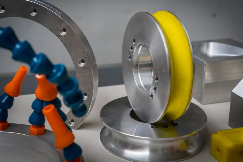 PU-beschichtete Rolle zwischen Aluminium-Frästeilen