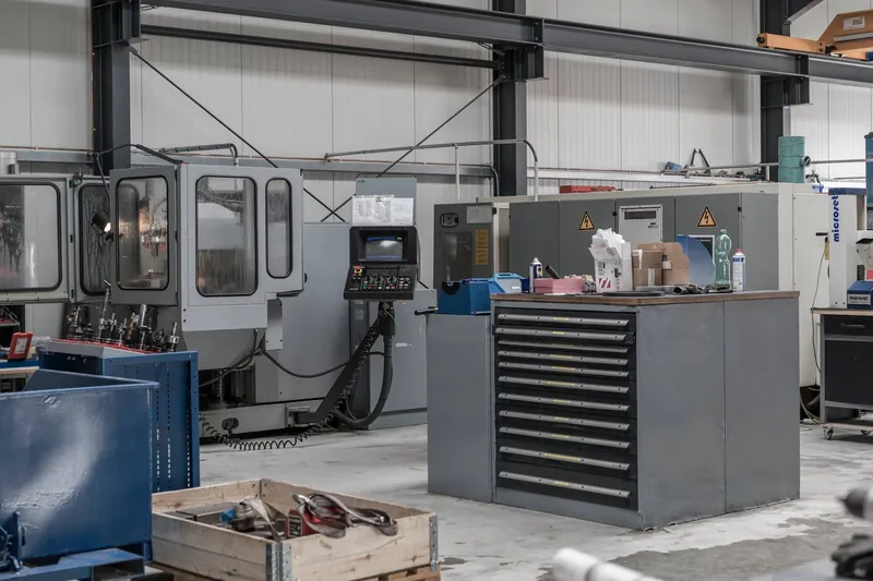 Fertigungshalle mit CNC-Fräsmaschine und Werkzeugschrank